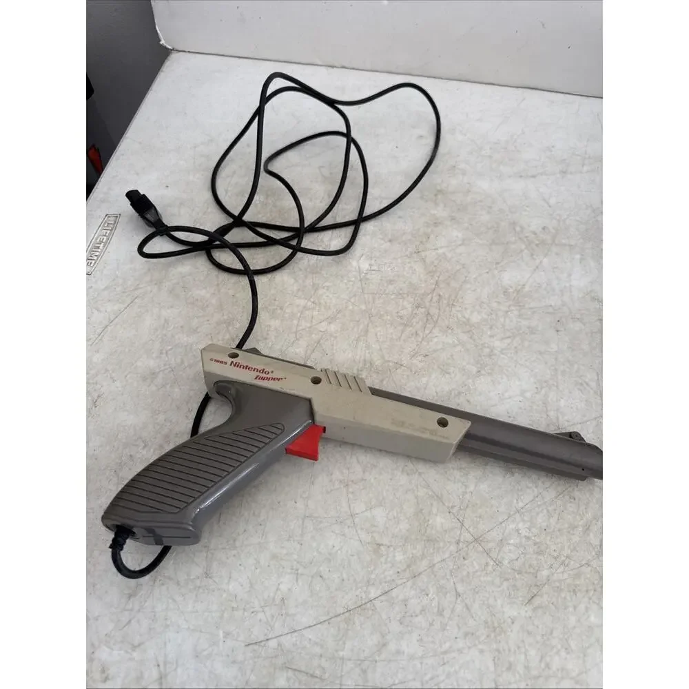 Nintendo NES Zapper Duck Hunt Light Gun Gray NES-005 1985